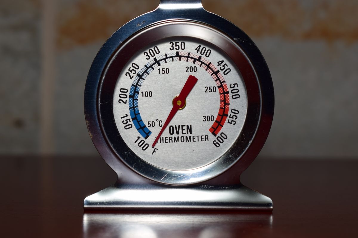 A dial thermometer showing temperature in Celsius and Fahrenheit