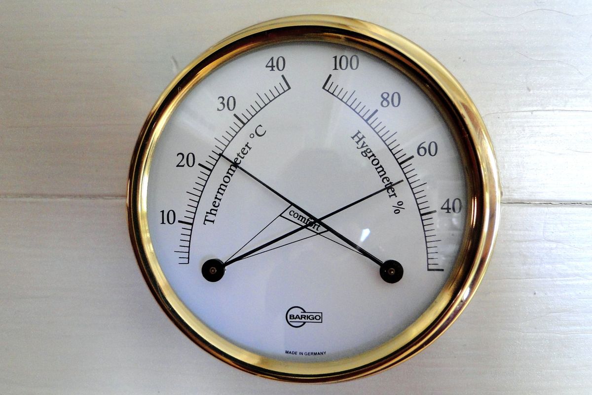 A round analogue gauge showing temperature and humidity